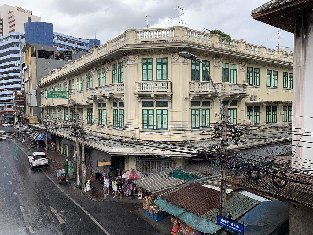 ถนนกรุงเทพฯ ช่วงฝนตก มีคนกางร่มหลบฝน